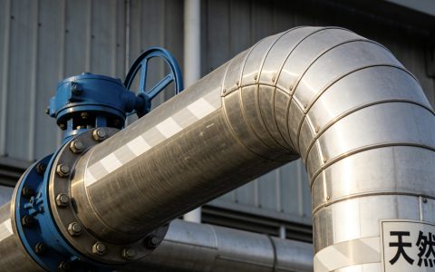 广汇能源掏13.72亿元补缴费税，2025年净利腰斩